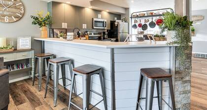 Condo w/ Pool ~ 2 Mi to Table Rock Lake!