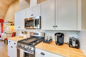 Cottage (1 Bedroom) | Interior - Auburn Farmhouse w/ Fireplace, Close to Wineries (Auburn)