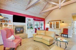 Cottage (1 Bedroom) | Interior - Auburn Farmhouse w/ Fireplace, Close to Wineries (Auburn)