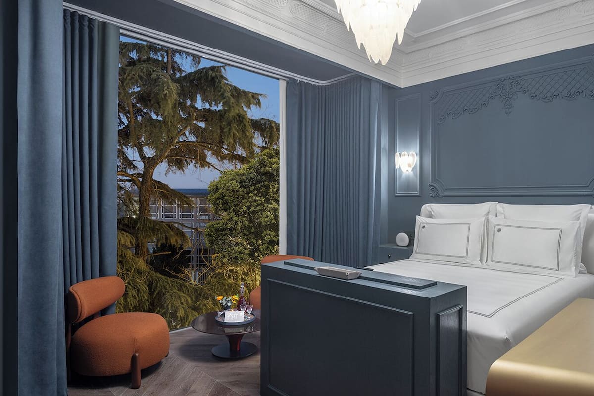 1 bedroom, hypo-allergenic bedding, memory-foam beds, minibar