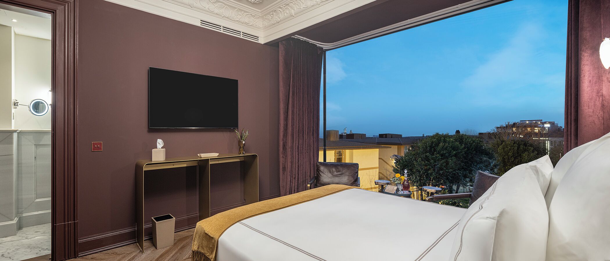 Hypo-allergenic bedding, memory-foam beds, minibar, in-room safe