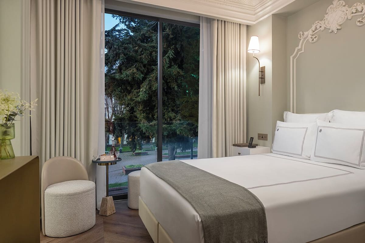 1 bedroom, hypo-allergenic bedding, memory-foam beds, minibar