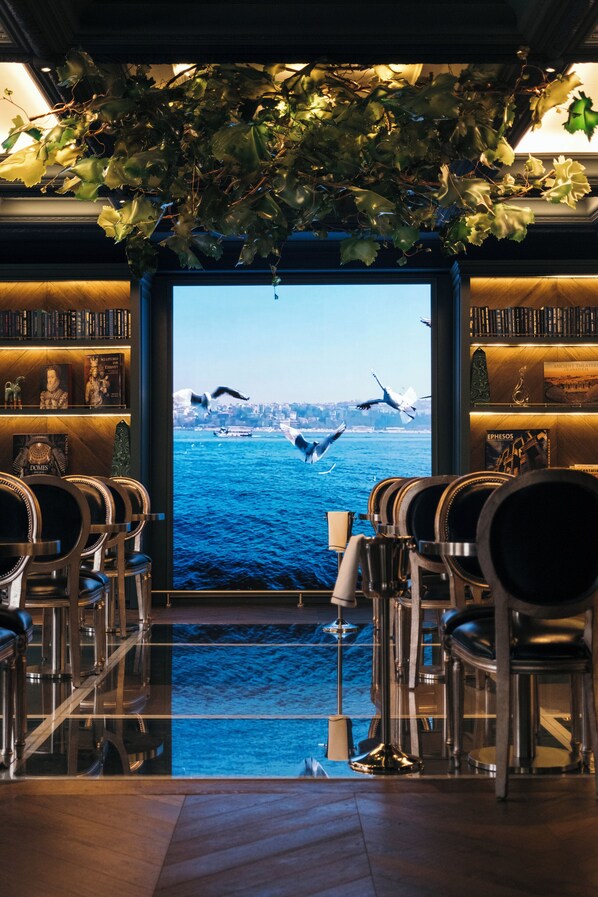 2 bars/lounges