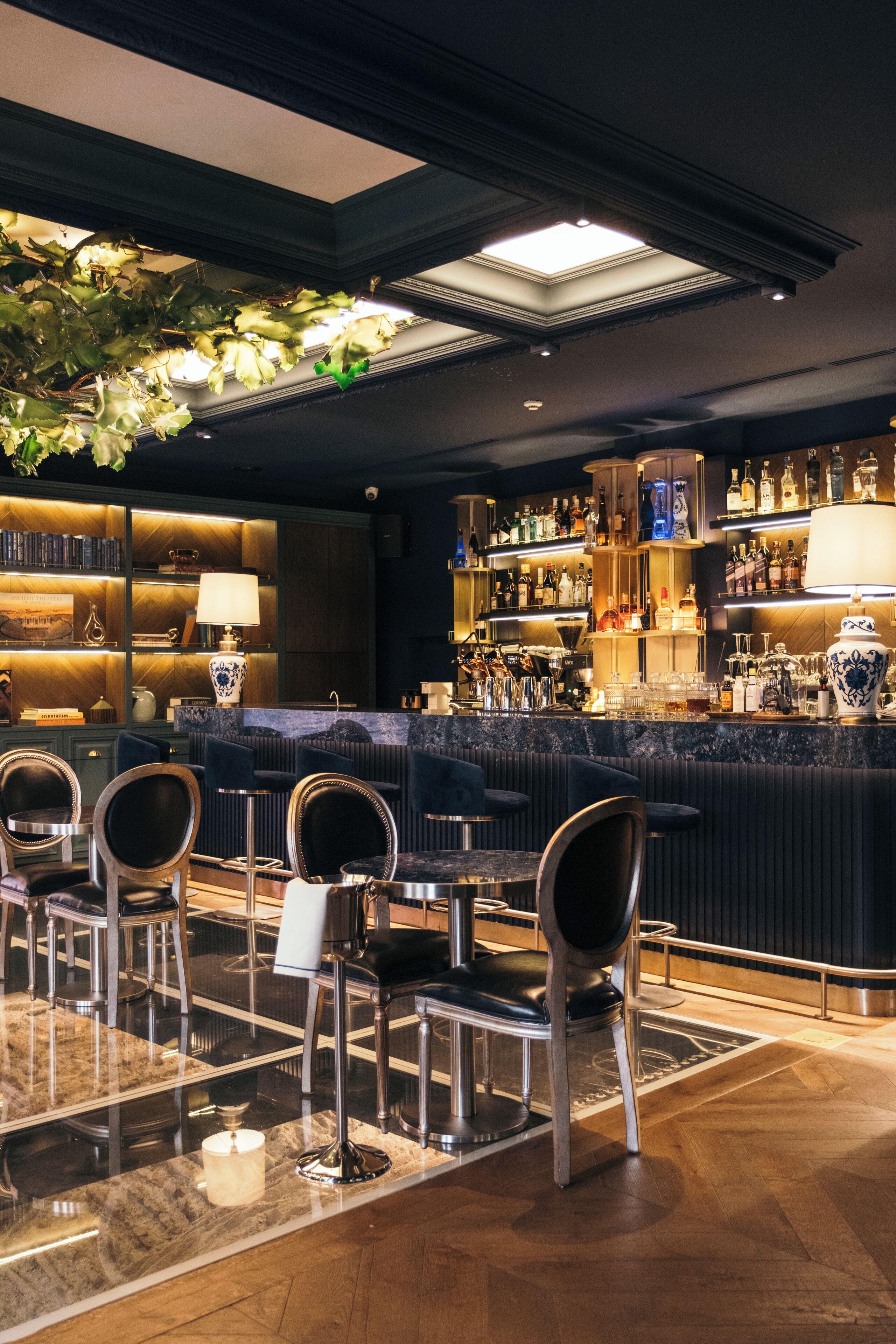 2 bars/lounges