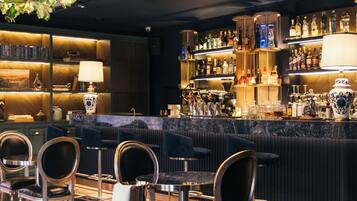 2 bars/lounges