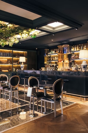 2 bars/lounges