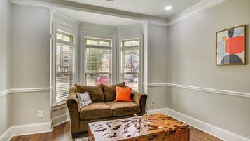 House (5 Bedrooms) | Interior