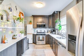 Microwave, oven, stovetop, dishwasher - 1 Mi to Valley Junction: Pet-friendly Iowa Home (West Des Moines)