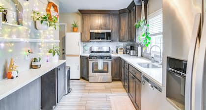 1 Mi to Valley Junction: Pet-friendly Iowa Home