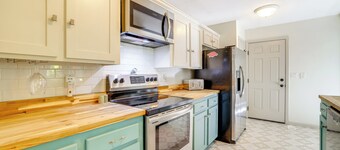 Home w/ Trail Access & Fire Pit in Bella Vista!