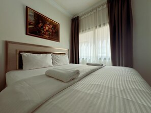 Comfort kamer, 1 twee- of 2 eenpersoonsbedden, balkon, uitzicht op de stad | Een bureau, een laptopwerkplek, gratis wifi