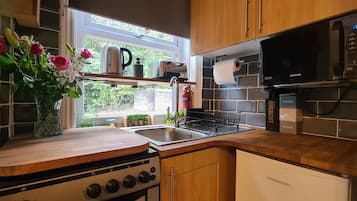 House | Private kitchen | Fridge, microwave, oven, stovetop