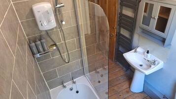 House | Bathroom | Combined shower/bathtub, deep-soaking bathtub, hair dryer, towels