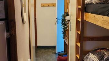 1 chambre, fer et planche Ă repasser