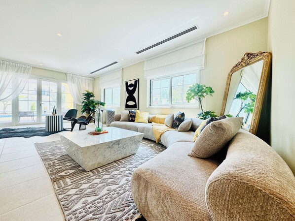 Living area - Venduras - 3BR Villa in Jumeirah Park (Dubai)