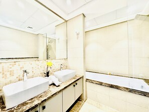 Villa, balcón, vistas a la ciudad | Baño | Ducha, artículos de higiene personal gratuitos y secador de pelo