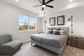 2 soverom, skrivebord, strykejern/-brett og reiseseng for barn