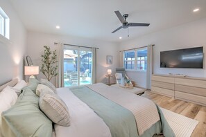 3 slaapkamers, een bureau, een strijkplank/strijkijzer, reisbedje