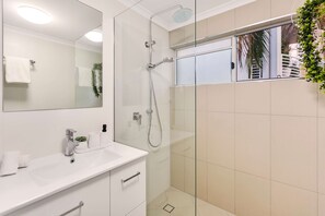 Apartment | 2 bedrooms, Internet - Melaleuca Hideaway - Beach Pool Free Parking (Yorkeys Knob)