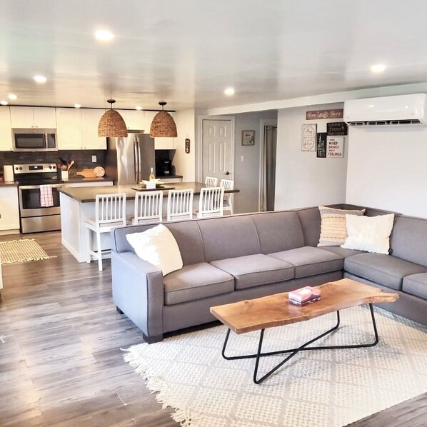 TV connectée, cheminée, jeux vidéo, livres