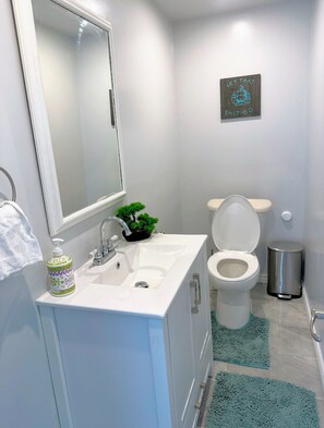 Serviettes fournies, savon, shampoing, papier toilette