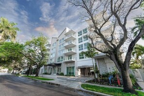 Exterior - Lux 3BR City-View Retreat in Hollywood, 2nd Floor (Hollywood, FL)