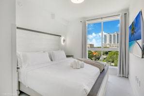 3 bedrooms, iron/ironing board, travel cot, free WiFi - Lux 3BR City-View Retreat in Hollywood, 2nd Floor (Hollywood, FL)