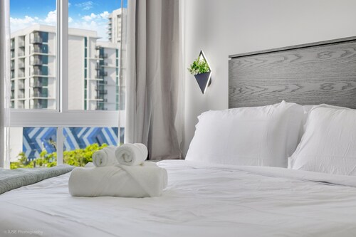 Lux 3BR City-View Retreat in Hollywood, 2nd Floor