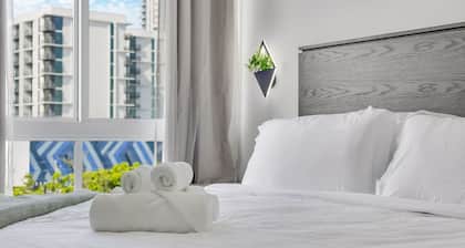 Lux 3BR City-View Retreat in Hollywood, 2nd Floor