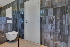 Gratis toiletartikelen, een haardroger, handdoeken, zeep