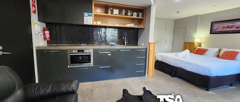Cookware/dishes/utensils, dining tables
