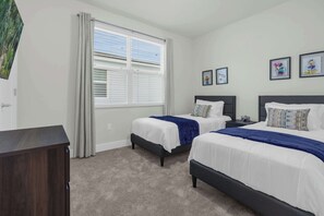 4 slaapkamers, een bureau, een strijkplank/strijkijzer, wifi