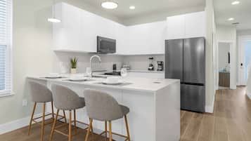 Een koelkast, een magnetron, een oven, een kookplaat