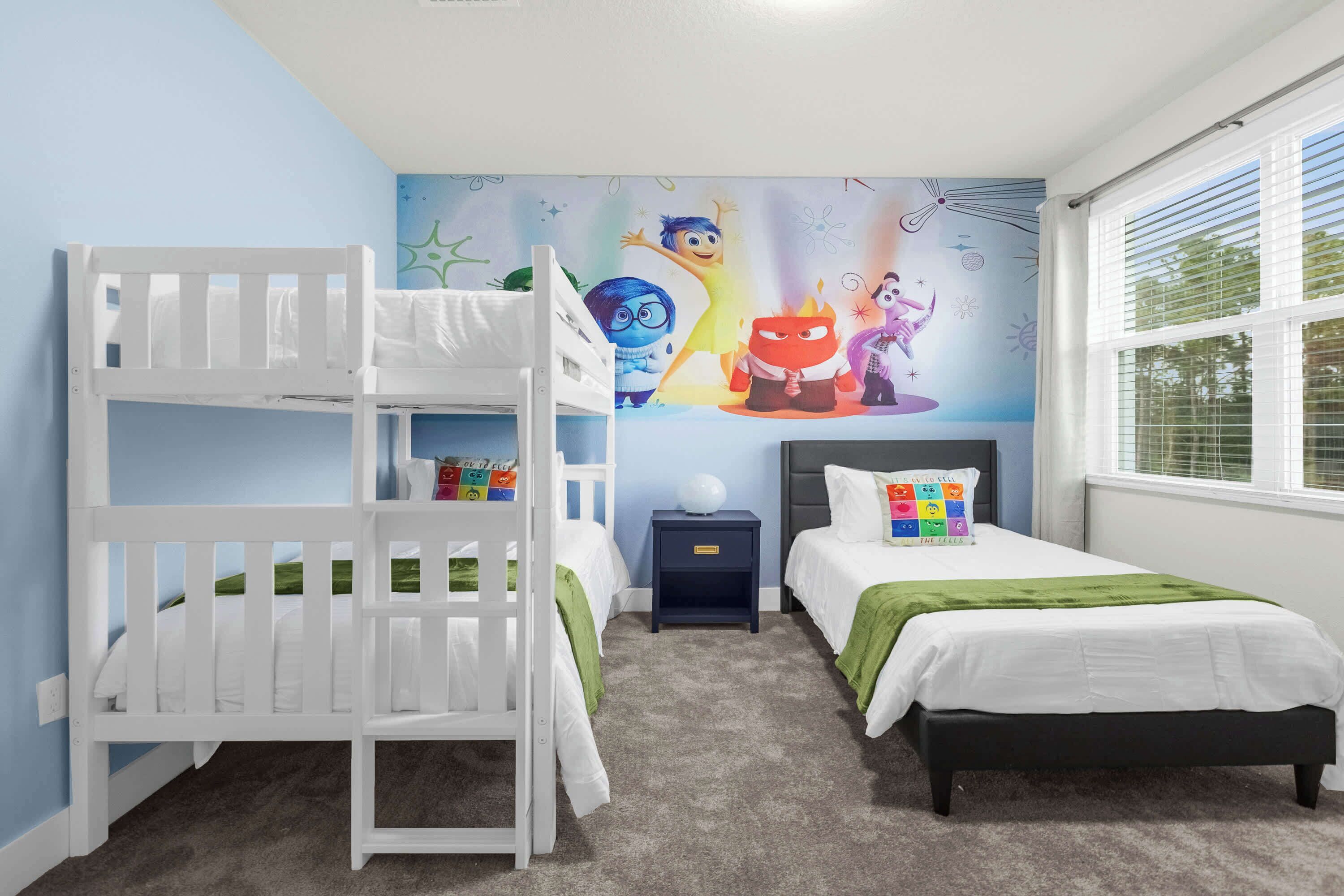 4 soverom, skrivebord, strykejern/-brett og reiseseng for barn