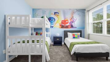 4 soverom, skrivebord, strykejern/-brett og reiseseng for barn