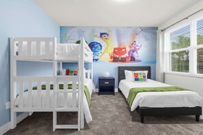 4 habitaciones, escritorio y tabla de planchar con plancha 