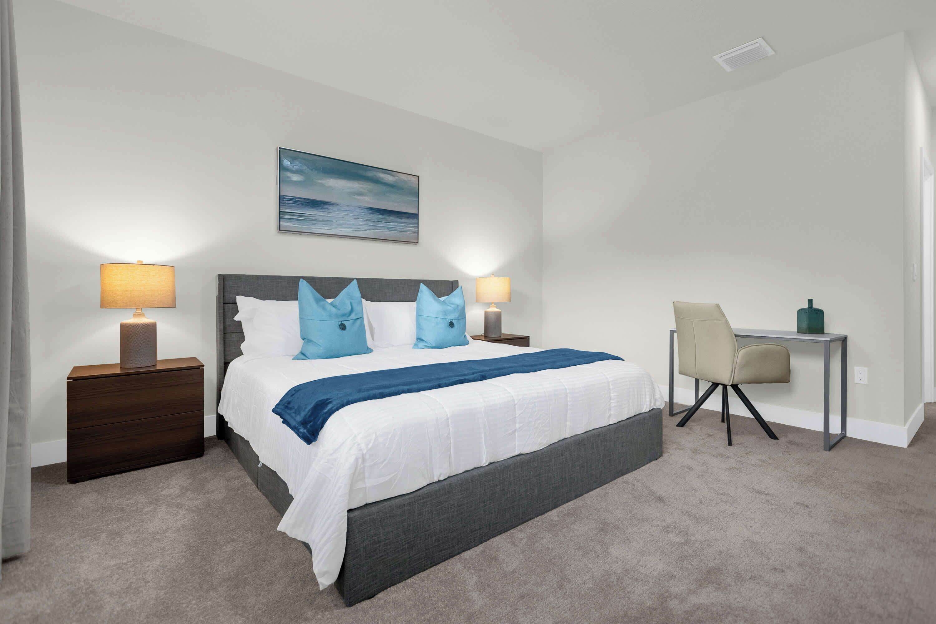 4 slaapkamers, een bureau, een strijkplank/strijkijzer, reisbedje