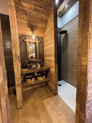 La Chaleureuse - Chambre Double Deluxe- vue jardin | حمام | تجهيزات دش، مجففات شعر، خف للقدمين، مناشف