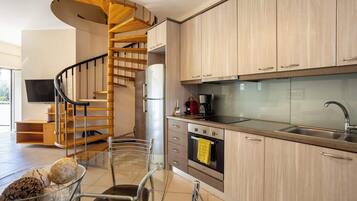 Fridge, oven, stovetop, coffee/tea maker