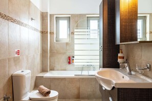 Een douche, een haardroger, handdoeken