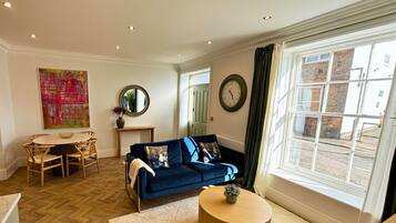 Deluxe Apartment | Living area | Flat-screen TV