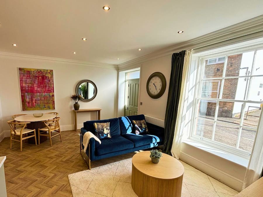 Apartament Deluxe | Sala d'estar | Televisor de pantalla plana