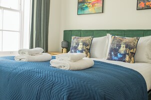 Escritorio, tabla de planchar con plancha y wifi gratis