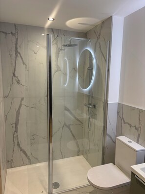 Dusche, Haartrockner, Handtücher, Seife