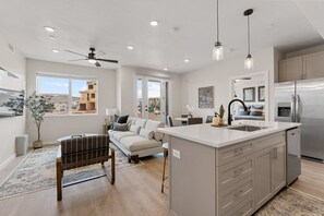 Appart'hôtel, 2 chambres | Cuisine privée | Réfrigérateur, four, cafetière/bouilloire, grille-pain