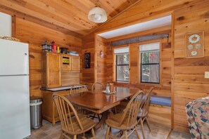Dining - Shasky Retreat- Cozy Cabin in Big Trees Village (Dorrington)