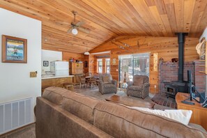 Télévision, cheminée, lecteur de DVD