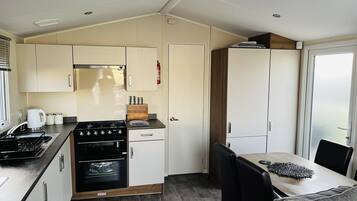 Cabin | Private kitchen | Fridge, microwave, oven, stovetop
