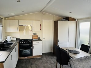 Private kitchen - Ty Mawr Towyn Caravan Retreat - Getaway (Abergele)