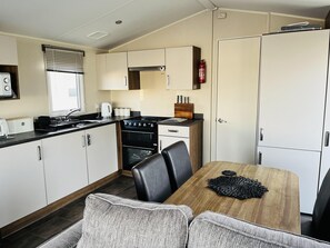 Cabaña | Cocina privada | Refrigerador, microondas, horno y parrilla de estufa 
